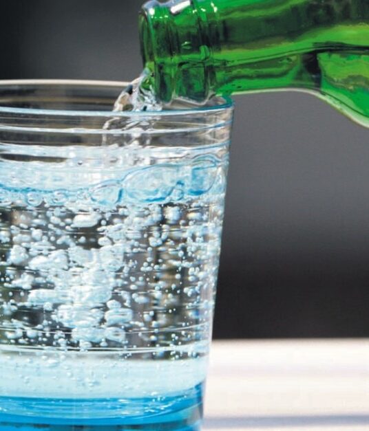 Água mineral: 10 benefícios para a saúde